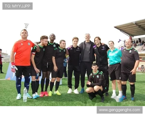 足球明星与女友甜蜜同框球场瞬间展现爱情与激情的完美结合 足球明星与女友甜蜜同框球场瞬间展现爱情与激情的完美结合