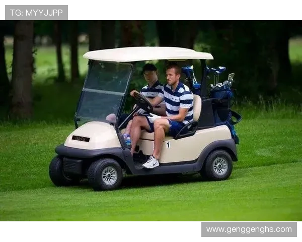 足球明星下大巴背包引发热议背后故事揭秘与球迷互动的温馨瞬间